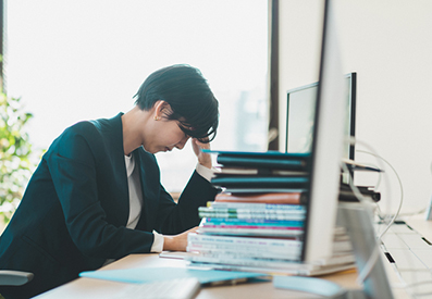 業務が忙しく疲れている様子