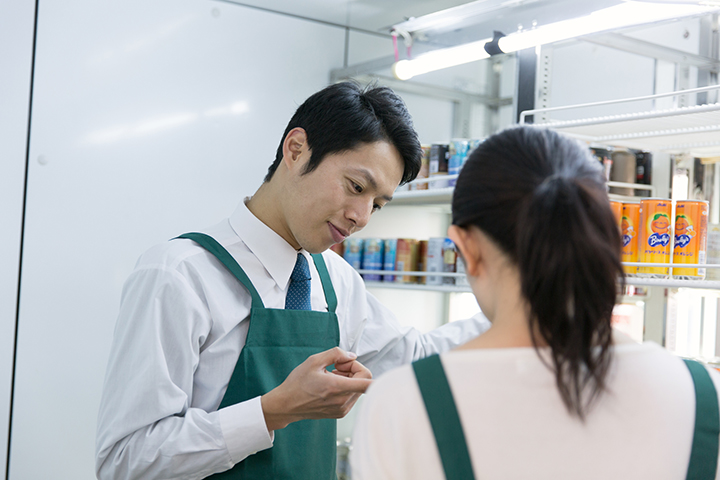 コンビニで単発バイトに指導する店長