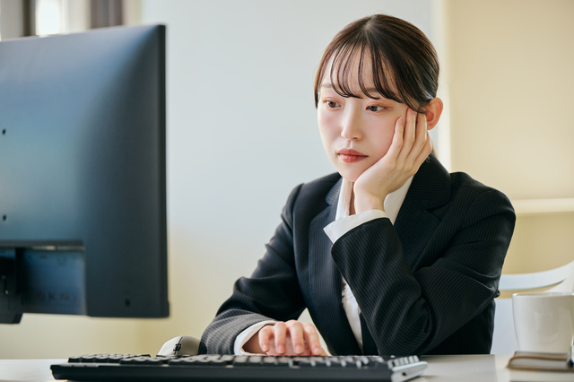 仕事に悩む20代の女性社員